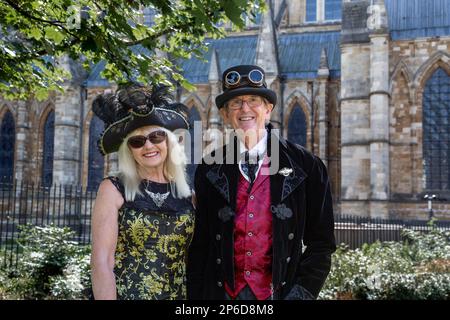 Porträt eines stilvollen Steampunk-Paares mittleren Alters. Stockfoto