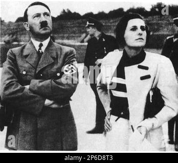 1934 , BERLIN , DEUTSCHLAND : LENI RIEFENSTAHL ( 1902 - 2003 ) , deutsche Schauspielerin und Regisseurin mit Diktator ADOLF HITLER , die über die Vorbereitungen für die Sixth Days Nazist Party Rally in Nürnberg bergt . Leni Riefenstahl filmte aus diesem Anlass den berühmtesten dokumentarischen TRIUMPH DES TESTAMENTS ( 1935 - Il trionfo della volontà ). - NAZI DIVA - NAZIST - NAZISTA - NAZISMO - VAMP - regista cinematografico - ritratto - Zweiter Weltkrieg - SECONDA GUERRA MONDIALE - 2. Weltkrieg - Dokumentarfilm - Dokumentarismo --- Archivio GBB Stockfoto