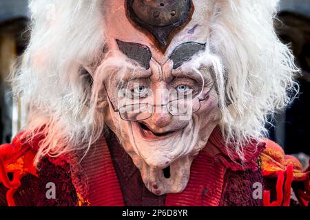 Nahaufnahme eines sehr alten Mannes mit langen weißen Haaren, die lächeln und direkt in die Kamera schauen. Stockfoto