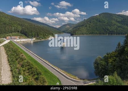 Sance Dam, Wasserreservoir und Damm im Berg Beskiden. Der Staudamm ist auf dem Oberlauf des Flusses Ostravice erbaut. Tschechische Republik. Stockfoto