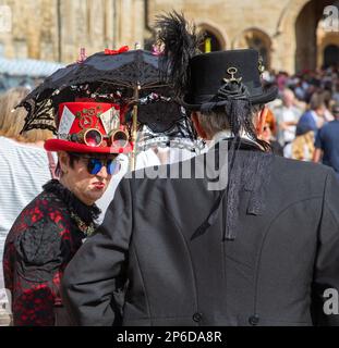 Freunde, die sich bei einer Steampunk-Veranstaltung unterhalten. Stockfoto