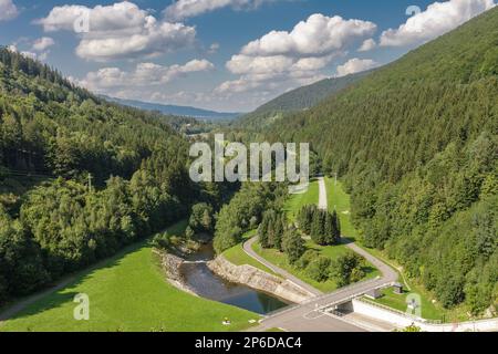 Fluss Ostravice unter dem Sance-Staudamm, Wasserreservoir und Staudamm in den Beskid-Bergen. Tschechische Republik. Stockfoto