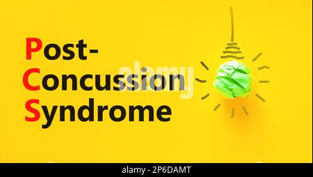 PCS-Postconcussion-Syndrom-Symbol. Konzeptbegriffe PCS-Postconcussion-Syndrom auf gelbem Papier auf schönem gelben Hintergrund. Medizin und PCS Post Stockfoto