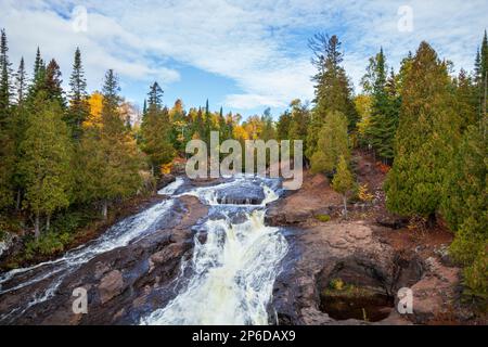 Der Cross River am Nordufer des Lake Superior im Norden Minnesotas während des Herbstes Stockfoto