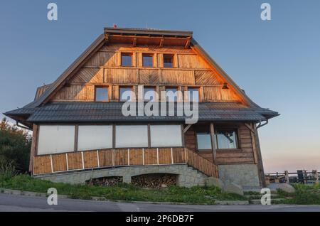 Chalet auf Lysa Hora, dem höchsten Hügel der Beskiden, Tschechische republik, Sonnenuntergang. Stockfoto