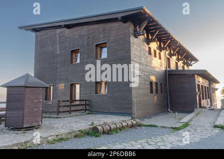 Chalet auf Lysa Hora, dem höchsten Hügel der Beskiden, Tschechische republik, Sonnenuntergang. Stockfoto