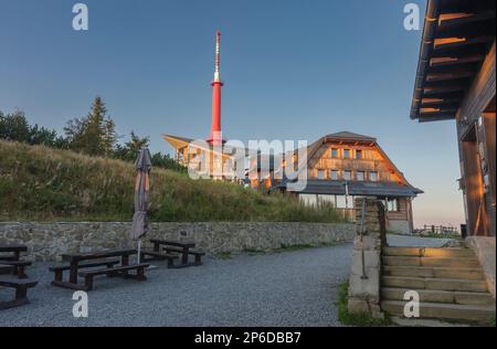 Fernsehsender und Chalets auf Lysa Hora, beskiden, Tschechische republik bei Sonnenuntergang im Sommer. Stockfoto