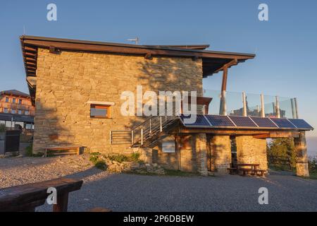 Chalet auf Lysa Hora, dem höchsten Hügel der Beskiden, Tschechische republik, Sonnenuntergang. Stockfoto