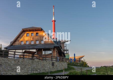 Fernsehsender und Chalet auf Lysa Hora, beskiden, Tschechische republik bei Sonnenuntergang im Sommer. Stockfoto