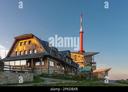 Fernsehsender und Chalet auf Lysa Hora, beskiden, Tschechische republik bei Sonnenuntergang im Sommer. Stockfoto