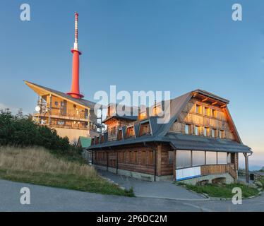 Fernsehsender und Chalets auf Lysa Hora, beskiden, Tschechische republik bei Sonnenuntergang im Sommer. Stockfoto