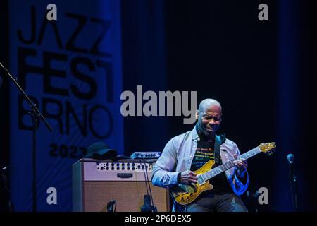 Brünn, Tschechische Republik. 07. März 2023. Dave Holland Trio eröffnete am 7. März 2023 im SONO Centrum Brünn den Hauptkonzert-Block des Brno JazzFest. Im Bild ist der Gitarrist Kevin Eubanks. Kredit: Patrik Uhlir/CTK Photo/Alamy Live News Stockfoto