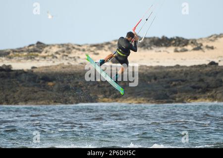 Kitesurfen an den Stränden von Fuerteventura Stockfoto