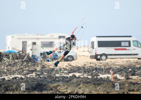 Kitesurfen an den Stränden von Fuerteventura Stockfoto