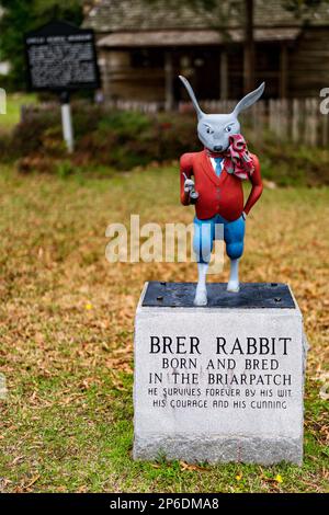 Eine Skulptur des klassischen Folktalcharakters Brer Rabbit im historischen Uncle Remus Museum Stockfoto