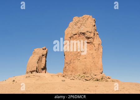 Riesige monolithische und vulkanische Felsformation auf dem Gipfel eines Berges: Roque Nublo mit dem Frosch in Pico de las Nieves, Tejeda auf Gran Canaria. Stockfoto