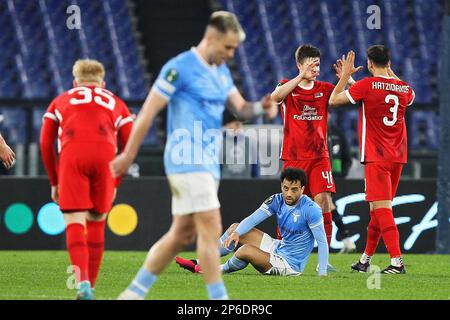 Rom, Italien - 7. März 2023 reagiert Felipe Anderson aus Latium, während AZ Alkmaar-Spieler den Sieg am Ende der UEFA Conference League feiern, Runde 16, 1.-beiniges Fußballspiel zwischen SS Lazio und AZ Alkmaar am 7. März 2023 im Stadio Olimpico in Rom, Italien – Photo Federico Proietti/DPPI Stockfoto