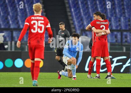 Rom, Italien - 7. März 2023 reagiert Felipe Anderson aus Latium, während AZ Alkmaar-Spieler den Sieg am Ende der UEFA Conference League feiern, Runde 16, 1.-beiniges Fußballspiel zwischen SS Lazio und AZ Alkmaar am 7. März 2023 im Stadio Olimpico in Rom, Italien – Photo Federico Proietti/DPPI Stockfoto