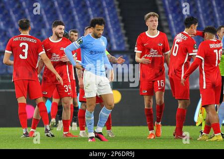 Rom, Italien - 7. März 2023 reagiert Felipe Anderson aus Latium, während AZ Alkmaar-Spieler den Sieg am Ende der UEFA Conference League feiern, Runde 16, 1.-beiniges Fußballspiel zwischen SS Lazio und AZ Alkmaar am 7. März 2023 im Stadio Olimpico in Rom, Italien – Photo Federico Proietti/DPPI Stockfoto