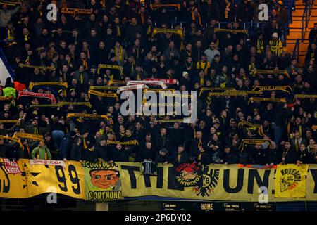 7. März 2023; Stamford Bridge, Chelsea, London, England: Champions League Football, Runde 16, Second Leg, Chelsea versus Borussia Dortmund; Borussia Dortmund Fans Stockfoto