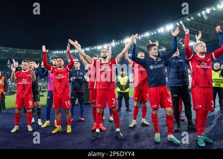 07-03-2023: Sport: Lazio vs. AZ ROM, ITALIEN - MÄRZ 7: Jordie Clasie (AZ Alkmaar), Myron van Brederode (AZ Alkmaar), Pantelis Hatzidiakos (AZ Alkmaar Stockfoto