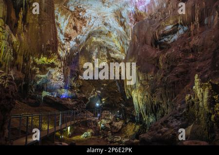 Im Inneren der touristischen Prometheus Cave in Tskaltubo, Imereti Region, Georgia. Stockfoto