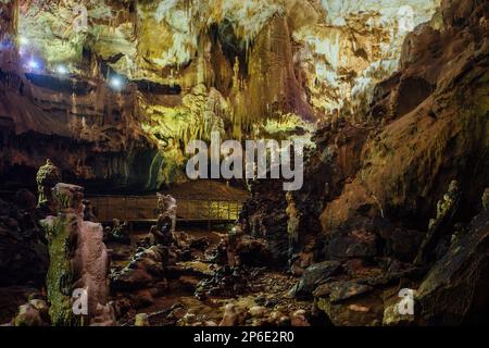 Im Inneren der touristischen Prometheus Cave in Tskaltubo, Imereti Region, Georgia. Stockfoto