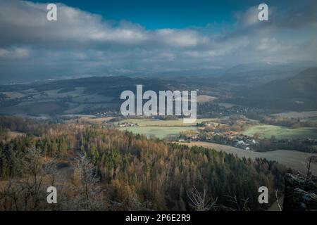 Landschaft in der Nähe des Semnicka-Felsens an einem kalten, winterlichen, frischen Morgen Stockfoto