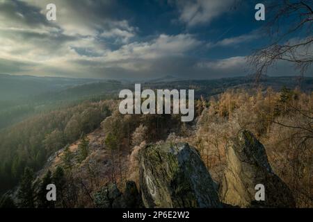 Landschaft in der Nähe des Semnicka-Felsens an einem kalten, winterlichen, frischen Morgen Stockfoto