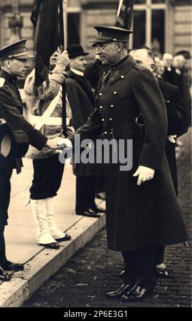 1920 c , Brüssel , Belgien : der König der Belgier ALBERT I ( 1875 - 1934 ) Herzog von SACHSEN COBURG GOTHA von 1909 bis 1934 . Vater des zukünftigen Königs LEOPOLD III ( 1901 - 1983 ) , Charles-Theodore ( 1903 - 1983 ) Graf von Flandern und Maria José ( 1906 - 2001 ) Königin von Italien im Mai 1946 . - Haus BRABANT - BRABANTE - ALBERTO - Königshaus - nobili - nobiltà - BELGIO - Portrait - ritratto - Militäruniform - uniforme divisa militare --- Archivio GBB Stockfoto