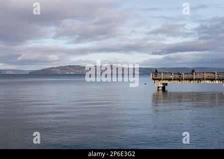 Angeln am Holzsteg im Puget Sound Stockfoto