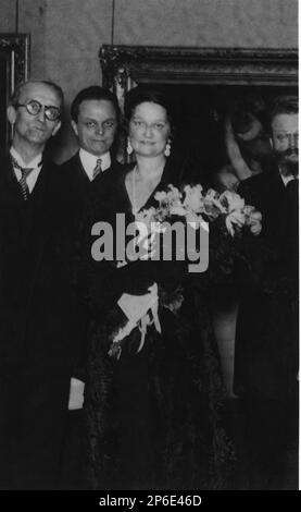 1935 , Brüssel , Belgien : die Königin ASTRID von BELGIEN ( geboren als Prinzesse von Schweden , 1905 - tot im Autowrack bei Kussnacht , Schweiz , 29 . august 1935 ) , verheiratet mit König LEOPOLD III der Belgier SACHSEN COBURG GOTHA ( 1901 - 1983 ) . Astrid war die Mütter zweier Könige : der König der Belgier ALBERT II ( geboren am 6 . juni 1934 ) Prinz von Lüttich , verheiratet 1959 mit Paolo Ruffo di Calabria ( geboren am 11 . september 1937 ) und König ALBERT II ( geboren am 6 . juni 1934 ) Prinz von Lüttich, verheiratet mit Paola Ruffo di Calabria 1959 - Haus BRABANT - BRABANTE - ALBERTO - Königshaus - nobili - nobiltà - principe Stockfoto