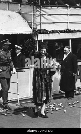 1935 , 13 . märz , Anversa ( Antwerpen ) , Belgien : Die Königin ASTRID von BELGIEN ( geboren 1905 Prinzesse von Schweden - tot im Autowrack bei Kussnacht , Schweiz 29 . august 1935 ) und der Hausband König LEOPOLD III der Belgier SAXE COBURG GOTHA ( 1901 - 1983 ) bei der Eröffnung des Kanalabschnitts Anvers-Heren . Astrid war die Mütter zweier Könige : König der Belgier ALBERT II ( geboren am 6 . juni 1934 ) Prinz von Lüttich , verheiratet 1959 mit Paola Ruffo di Calabria ( geboren am 11 . september 1937 ) und König BAUDOUIN ( 1930 - 1993 ) , König von 1951 bis 1993 und verheiratet mit Fabiola de Mora y aragon i. Stockfoto