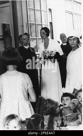 1935 , Brüssel , BELGIEN : die Königin ASTRID von BELGIEN ( geboren als Prinzesse von Schweden , 1905 - tot im Autowrack bei Kussnacht , Schweiz 1935 ) , verheiratet mit König LEOPOLD III der Belgier SAXE COBURG GOTHA ( 1901 - 1983 ) . Astrid war die Mütter zweier Könige : König der Belgier ALBERT II ( geboren am 6 . juni 1934 ) Prinz von Lüttich , verheiratet 1959 mit Paola Ruffo di Calabria ( geboren am 11 . september 1937 ) und König BAUDOUIN ( 1930 - 1993 ) , König von 1951 bis 1993 und verheiratet mit Fabiola de Mora y aragon 1960 . - Haus BRABANT - BRABANTE - ALBERTO - Königshaus - nobili - nobiltà - principe RE Stockfoto