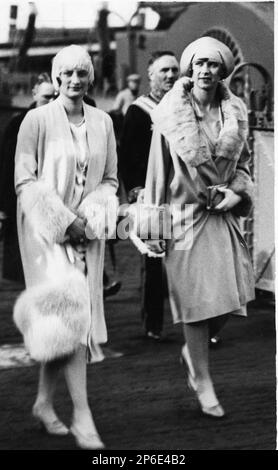 1928 , Anvers , Belgien : der Rückzug der künftigen Königin ASTRID von BELGIEN aus dem Kongo ( geboren als Prinzesse von Schweden , 1905 - tot im Autowrack bei Kussnacht , Schweiz 29 . august 1935 ), verheiratet mit König LEOPOLD III der Belgier SACHSE COBURG GOTHA ( 1901 - 1983 ) , auf diesem Foto mit der Prinzessin Maria José von Belgien ( Schwester von Prinz Leopold ) , der künftigen Königin von Italien im Mai 1946 . Astrid war die Mütter zweier Könige : des Königs der Belgier ALBERT II ( geboren 1934 ) Prinz von Lüttich , verheiratet 1959 mit Paola Ruffo di Calabria ( geboren 1937 ) und König BAUDOUIN ( 1930 - 1993 ) , aus dem er stammt Stockfoto