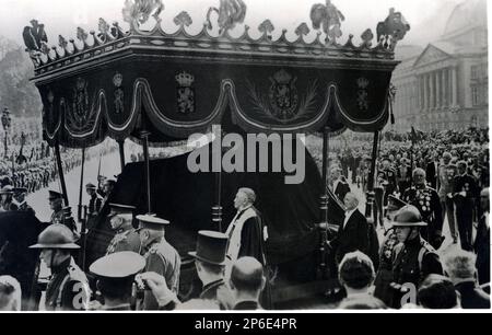 1935 , 3 . september , Brüssel , Belgien : Die Beerdigung von Königin ASTRID von BELGIEN ( geboren als Prinzesse von Schweden , 1905 - tot im Autowrack bei Kussnacht , Schweiz , 29 . august 1935 ) , verheiratet mit König LEOPOLD III der Belgier SAXE COBURG GOTHA ( 1901 - 1983 ) . Auf diesem Foto ( auf der rechten Seite ) war König Leopold III mit dem Vater von Astrid der Prinz Prinz Carl von Schweden und Norwegen , Oscar Carl Vilhelm , Herzog von Westrogothien ( 1861 - 1951) , der dritte Sohn von König Oscar II von Schweden und Norwegen . Astrid war die Mütter zweier Könige : des Königs der Belgier ALBERT II ( geboren 1934 ) Prince of Stockfoto