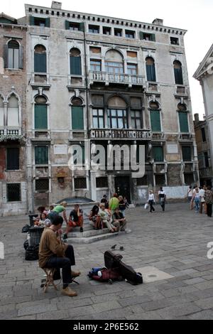 2006 , august , Venedig , ITALIEN : das Haus des namenlosen und libertinen Dichters GIORGIO BAFFO ( Venezia 1694 - 1768 ) in Campo San Maurizio 2760 von 1694 bis 1768 , in demselben Haus von 1803 bis 1804 , lebt der berühmteste Schriftsteller ALESSANDRO MANZONI . - POETA - POESIA - POESIE - LETTERATURA - LITERATUR - CASA - HOME - LETTERATO - ITALIEN - EROTISMO - EROTISMUS - GEOGRAFIA - GEOGRAFIE - TOURISTEN - TURISTI - TURISMO - TOURISMUS - CAMPIELLO ---- ARCHIVIO GBB Stockfoto