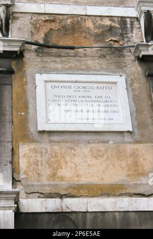 2006 , august , Venedig , ITALIEN : das Haus des namenlosen und libertinen Dichters GIORGIO BAFFO ( Venezia 1694 - 1768 ) in Campo San Maurizio 2760 von 1694 bis 1768 , in demselben Haus von 1803 bis 1804 , lebt der berühmteste Schriftsteller ALESSANDRO MANZONI . Auf diesem Foto ist das Epigrafe des französischen Dichters Guillome APOLLINAIRE - POETA - POESIA - POESIE - POESIE - LETTERATURA - LITERATUR - CASA - HOME - Letterato - ITALIEN - EROTISMO - EROTISMUS - GEOGRAFIA - GEOGRAFIE - TURISMO - TOURISMUS - campiello ---- Archivio GBB gewidmet Stockfoto