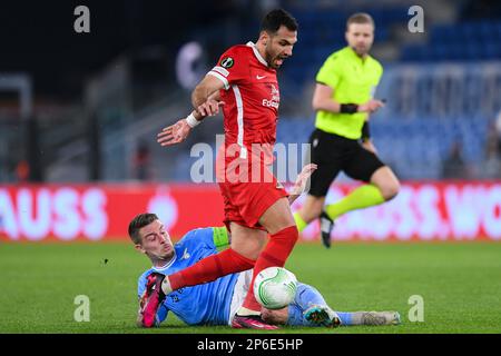 07-03-2023: Sport: Lazio gegen AZ ROM, ITALIEN - MÄRZ 7: Sergej Milinkovic Savic (SS Lazio) und Vangelis Pavlidis (AZ Alkmaar) während des Spiels SS Lazio Stockfoto