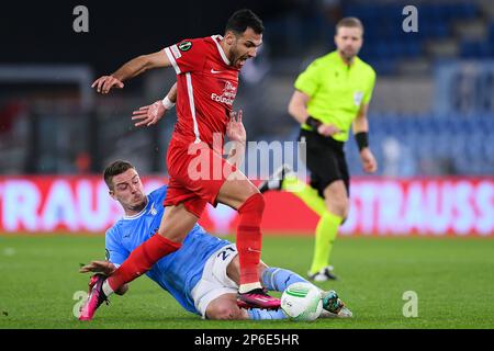 07-03-2023: Sport: Lazio gegen AZ ROM, ITALIEN - MÄRZ 7: Sergej Milinkovic Savic (SS Lazio) und Vangelis Pavlidis (AZ Alkmaar) während des Spiels SS Lazio Stockfoto