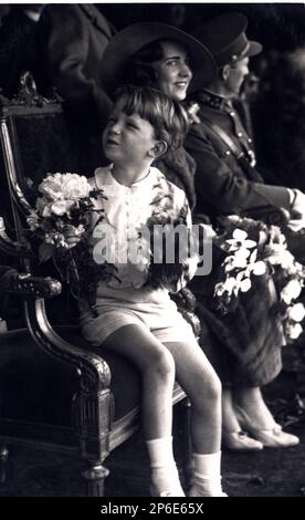 1935 , 16 . juni , Brüssel , Belgien : ( von links nach rechts auf diesem Foto) der zukünftige König BAUDOUIN ( 1930 - 1993 , König von 1951 bis 1993 und verheiratet mit Fabiola de Mora y Aragon im Jahr 1960 ), die DÄNISCHE Prinzessin INGRID ( Geboren als Prinzesse von Schweden , Cousine von Königin Astrid der Belgier , Mutter von Baudoin ) künftige Königin von Dänemark im Jahr 1947 ( heiratet den König Frederik IX von Dänemark am Tag des 24 . Mai 1935 ) , König LEOPOLD III der Belgier SACHSEN COBURG GOTHA ( 1901 - 1983 ). - Haus BRABANT - BRABANTE - BALDOVINO - Königliche Hoheit - nobili - nobiltà - principe reale - BELGIO - DANIMARKA - Hafen Stockfoto