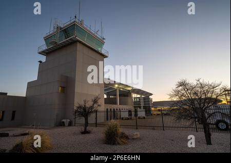 Hobbs, New Mexico, USA – 22. Februar 2023: Der Kontrollturm des Regionalflughafens von Lea County am frühen Morgen Stockfoto