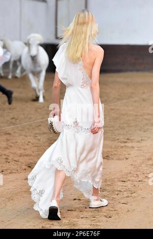 Paris, Frankreich. 06. März 2023. Während der Herbst Winter 2023 Collections Fashion Show auf der Paris Fashion Week in Paris am 6 2023. März geht ein Model auf der Laufbahn der Stella McCartney Modenschau. (Foto: Jonas Gustavsson/Sipa USA) Guthaben: SIPA USA/Alamy Live News Stockfoto