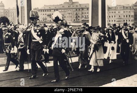 1934 Ca , Stockholm , Schweden : ( auf diesem Foto von links nach rechts ) der König von Dänemark CHRISTIAN X ( 1870 - 1947 ) mit dem alten König von Schweden GUSTAV V ( Gustaf , 1858 - 1950 ) , die Königin von Dänemark (in weißem Kleid) ALEXANDRINE ( geboren als Prinzessin von Mecklenburg-Schwerin , 1879 - 1952 ), Prinzessin INGRID von Schweden ( 1910 - 2000, Tochter von Kronprinz Gustav Adolf, später König Gustav VI Adolf von Schweden) und sein zukünftiges Hausband im 1935. Prinz FREDERIK von Dänemark ( zukünftiger König Frederick IX von Dänemark, Sohn von König Christian X , 1899 - 1972 ) - Haus BERNADOTTE - SVEZIA - DANIMARC Stockfoto