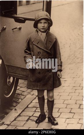 1935 , februar , Brüssel , Belgien : die Prinzessin JOSEPHINE-CHARLOTTE ( 1927 - 2005 ) die Großherzogin LUXEMBURG , die 1953 mit Prinz Jean von Nassau verheiratet wurde Prinz von Bourbon-Parma Großherzog von Luxemburg . Doughter der Königin ASTRID von BELGIEN ( geboren als Prinzesse von Schweden , 1905 - tot im Autowrack bei Kussnacht , Schweiz , 29 . august 1935 ) , verheiratet mit König LEOPOLD III der Belgier SAXE COBURG GOTHA ( 1901 - 1983 ) - Haus BRABANT - BRABANTE - BALDOVINO - Josephine Charlotte - Königliche Hoheit - nobili - nobiltà - principessa reale - BELGIO - Portrait - ritratto - Bambina - Kind - Child Stockfoto