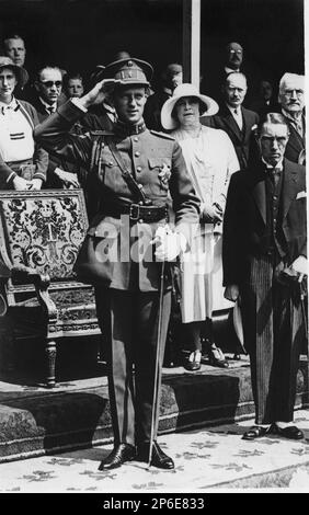 1936 , Brüssel , Belgien : König LEOPOLD III der Belgier SACHSEN COBURG GOTHA ( 1901 - 1983 ) , Vater der anderen zwei Belgier Könige : König BAUDOUIN ( 1930 - 1993 ) und König der Belgier ALBERT II ( geb. 6 . juni 1934 ) Prinz von Lüttich , 1959 mit Paola Ruffo di Calabria verheiratet ( geb. 11 . september 1937 ). - Haus BRABANT - BRABANTE - BALDOVINO - Königliche Hoheit - nobili - nobiltà - principe reale - BELGIO - Portrait - Rituto - Salute - Saluto militare - Militäruniform - Uniforme divisa militare ---- Archivio GBB Stockfoto