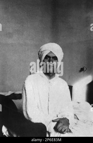 1924 , Madrid , SPANIEN : der spanische Dichter FEDERICO GARCIA LORCA ( 1898 - 1936 ) als Kind im Alter von 20 Jahren an der Universität Madrid . - POETA - POESIA - POESIE - LETTERATURA - LITERATUR - Letterato - GAY - Homosexuell - Homosexualität - Omosessualità - LGBT - Omosessuale - Portrait - Rituto - Turbante - Turban - accappatoio ---- Archivio GBB Stockfoto