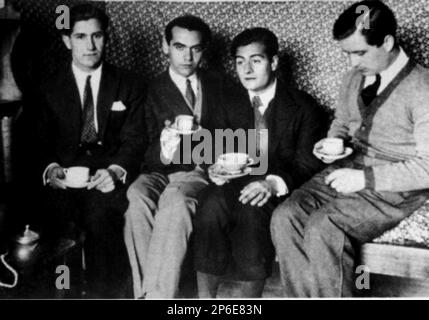1924 , Madrid , SPANIEN : der spanische Dichter FEDERICO GARCIA LORCA ( 1898 - 1936 ) , der an der Universität Madrid im Alter von 20 Jahren mit einigen geschlossenen Freunden zum Tee eingeladen wurde : PEPIN BELLO , JUAN CENTENO und LUIS EATON . - POETA - POESIA - POESIE - LETTERATURA - LITERATUR - Letterato - GAY - Homosexuell - Homosexualität - Omosessualità - LGBT - Omosessuale - Portrait - Rituto - Turbante - tè - THEA - thé ---- Archivio GBB Stockfoto
