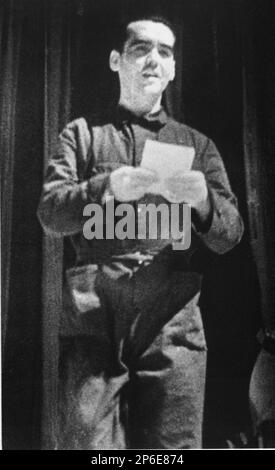1932 , Madrid , SPANIEN : der spanische Dichter FEDERICO GARCIA LORCA ( 1898 - 1936 ) mit der Uniform der THEATERGRUPPE LA BARRACA . - POETA - POESIA - POESIE - LETTERATURA - LITERATUR - Letterato - GAY - Homosexuell - Homosexualität - Omosessualità - LGBT - Omosessuale - Portrait - Rituto - TEATRO - THEATER - Theater --- Archivio GBB Stockfoto