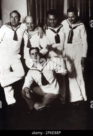 1934 , ARGENTINIEN : der spanische Dichter FEDERICO GARCIA LORCA ( 1898 - 1936 ) in Buenos Aires , Argentinien , mit einigen Freunden auf einer Kostümparty für Matrosen in der Casa del Matrimonio Girondo . Von links nach rechts : der gefeierte Dichter PABLO NERUDA , OLIVIERIO GIRONDO , JORGE LARCO und RAUL GONZALES TUNON . POETA - POESIA - POESIE - LETTERATURA - LITERATUR - Letterato - SCHWUL - homosexuell - Homosexualität - Omosessualità - LGBT - Omosessuale - Portrait - Rituto --- Archivio GBB Stockfoto